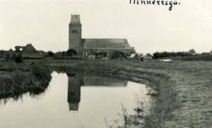 Een unieke foto met de kerk en toren spiegelend in het water (ca. 1937).
