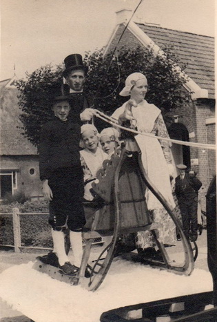 Tuinhof-Oppewal-dorpsfeest-1952-klein