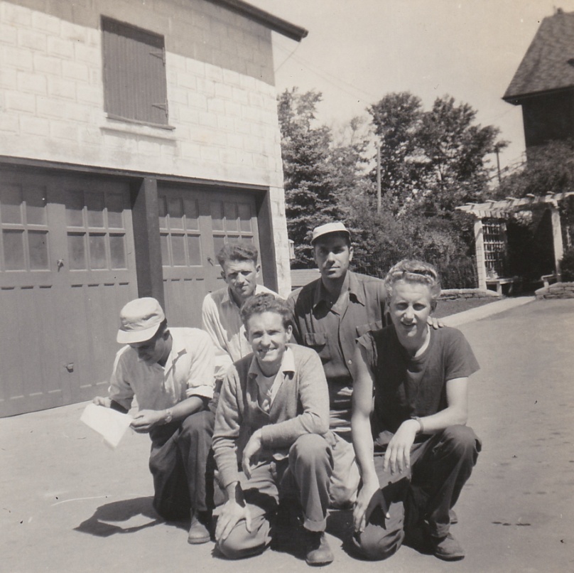 Tjipke Feenstra  (linksachter) met collega’s in Aug. 1957