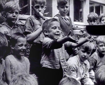  Kinderen vragen eten - Bron: http://www.Verzetsmuseum.org