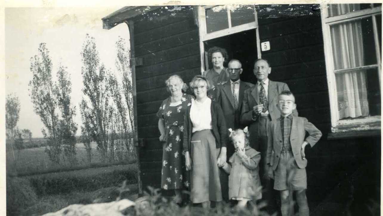 Jelte en Hendrikje Posthumus-Faber met de Rotterdamse grootouders van Age Posthumus (rechts) met zijn zusje en nichtje 