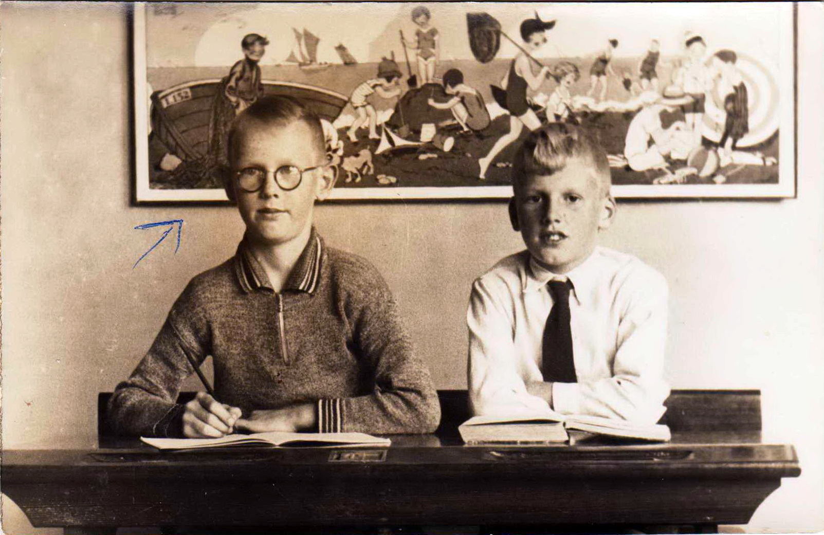 Links Jan (John) Bergsma en rechts Chris Schotanus in de 4e klas van de Christelijke Lagere School. 