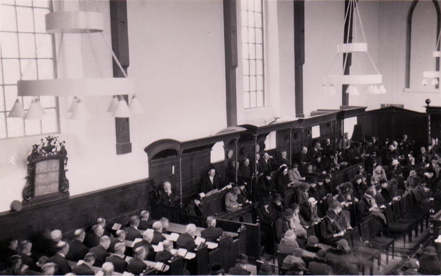 Tijdens een kerkdienst voor de brand van de kerk in 1947. 