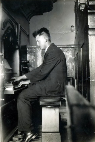 Douwe achter het klavier van het Hinsz-orgel dat bij de grote kerkbrand in 1947 verloren is gegaan