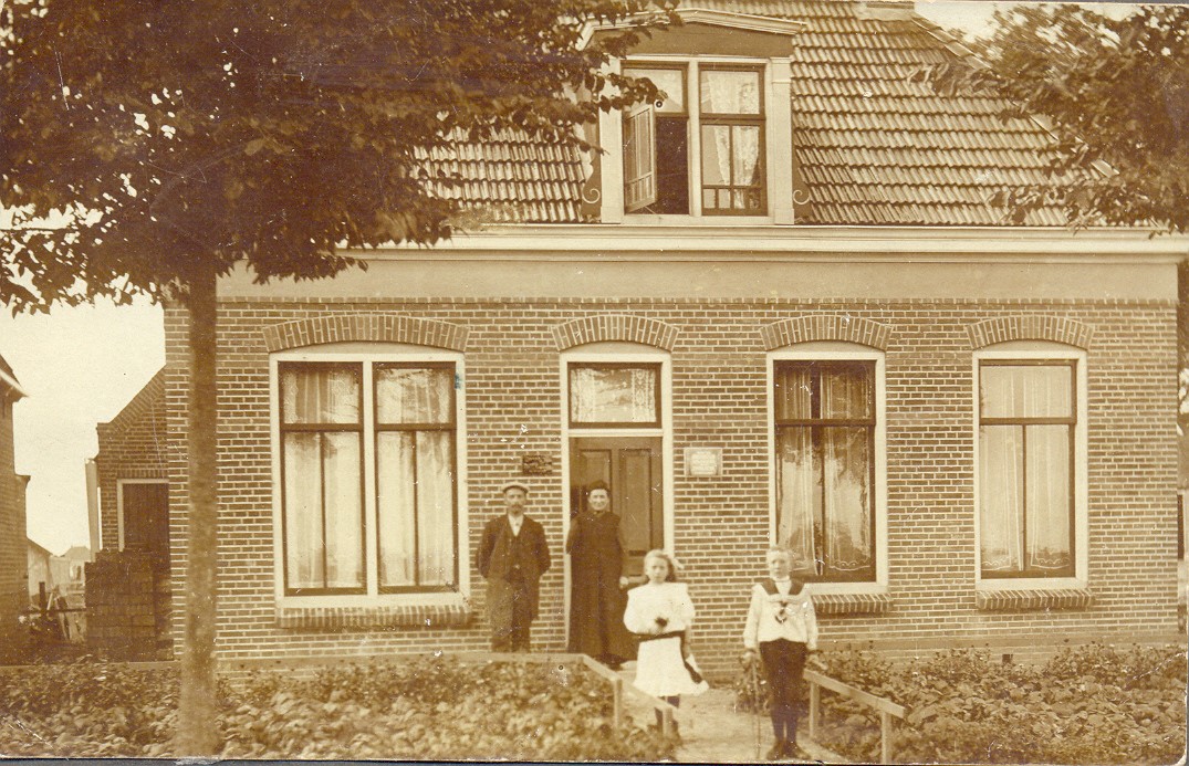 Gjalt Bloembergen met zijn vrouw Aurelia van Mourik en de kinderen Roel en Rinske. Foto omstreeks 1912.