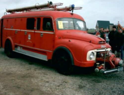 Minnertsgaaster brandweerauto (uit 1947) met handkracht gestart