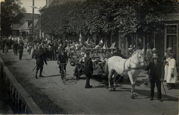 Meinardswei feest versierde wagens omstreeks 1920 - 1930.jpg