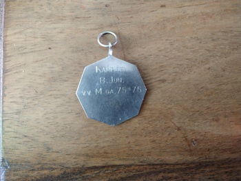 Kampioensmedaille B junioren VV.Minnertsga 1975-1976..jpg